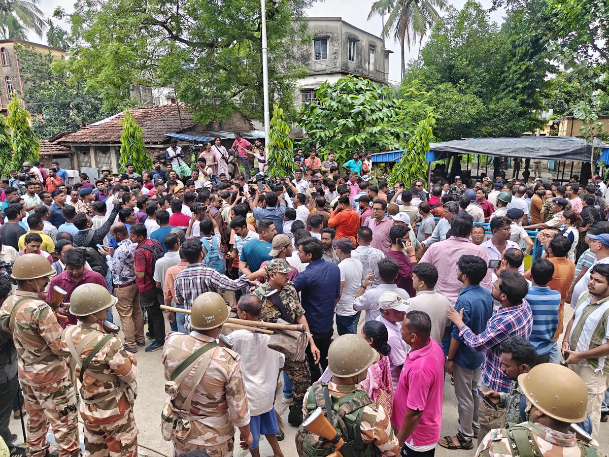 Crowd seen on the hospital premises.