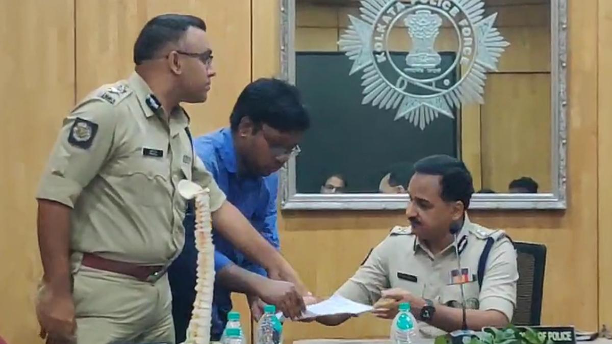 Doctors gift a ‘spine’ to Kolkata Police Commissioner, demand his resignation