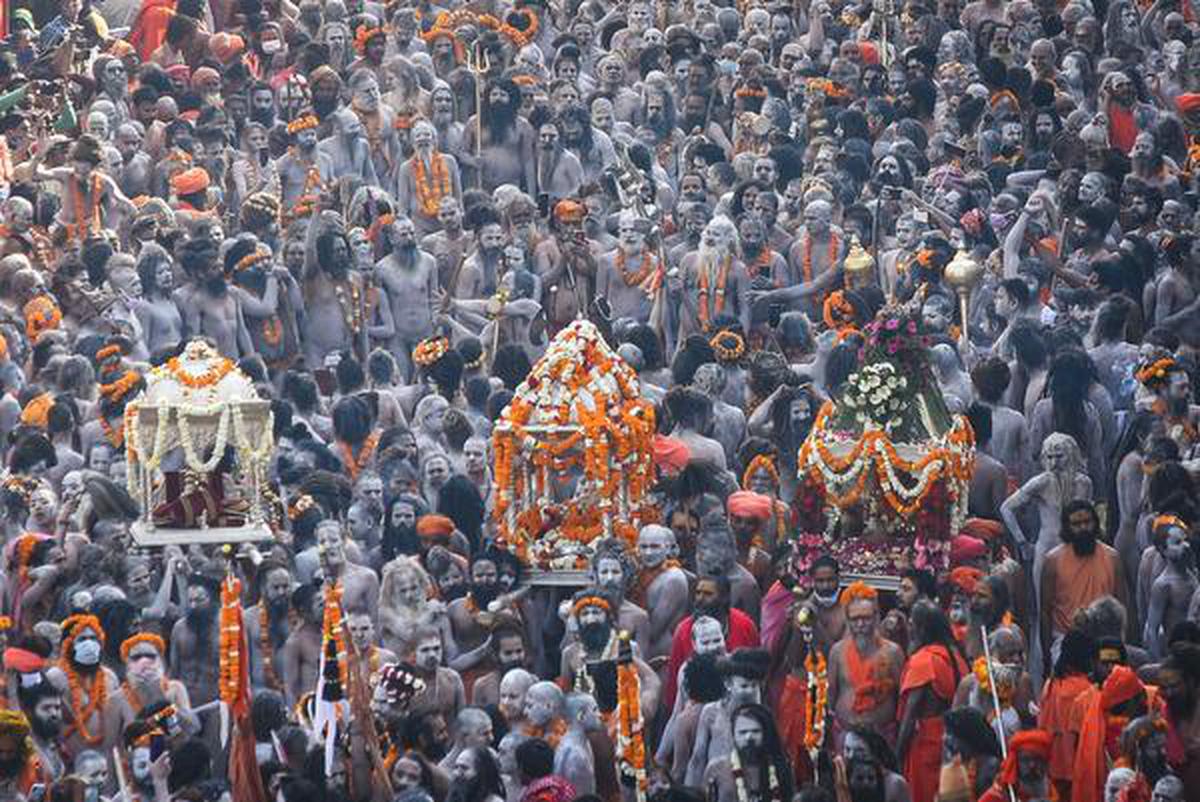 

资料照片：2021 年 4 月 14 日星期三，在哈里瓦的 Har ki Pauri Ghat，信徒们聚集在 2021 年大壶节第三次“Shahi Snan”期间进行祈祷。 