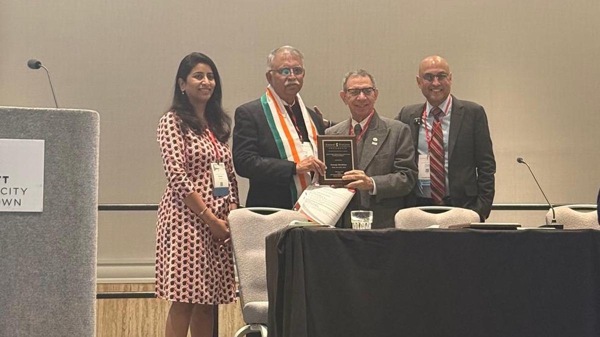 TANKER’s founder trustee and nephrologist receives lifetime achievement award