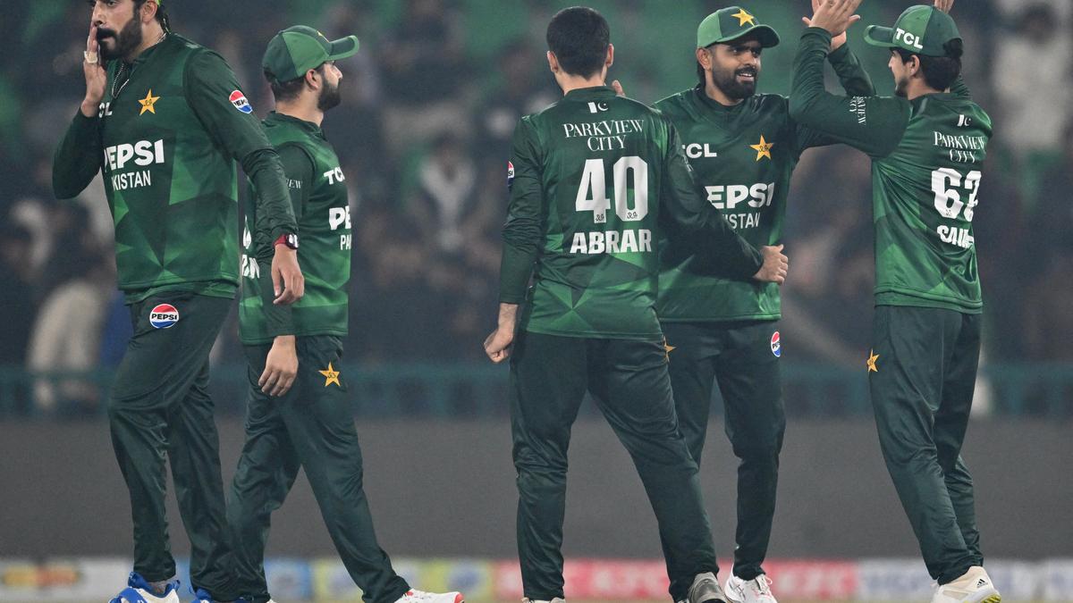 Pakistan mengalahkan Australia dengan 90 run untuk meraih kemenangan seri T20