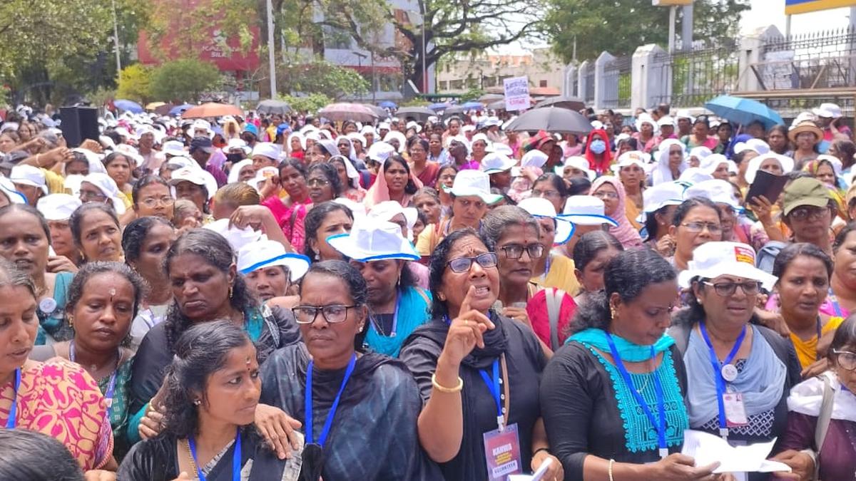 ASHA workers take out massive protest march to Kerala Assembly