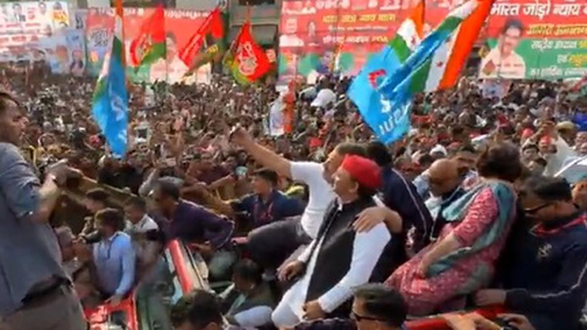 Bharat Jodo Nyay Yatra | SP chief Akhilesh Yadav joins Rahul Gandhi in Agra