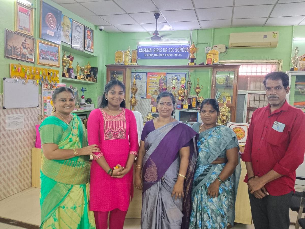 V. Dharshini com sua família