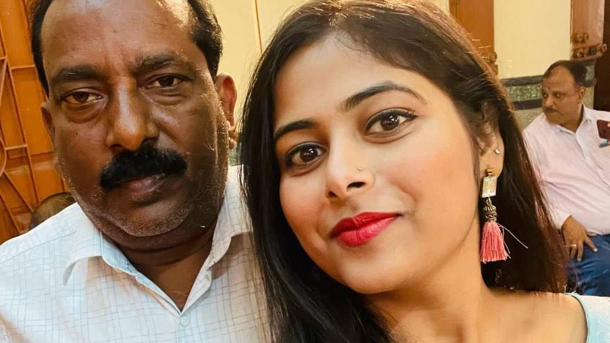 Father celebrates daughter’s return from in-law’s house after her decision of divorce