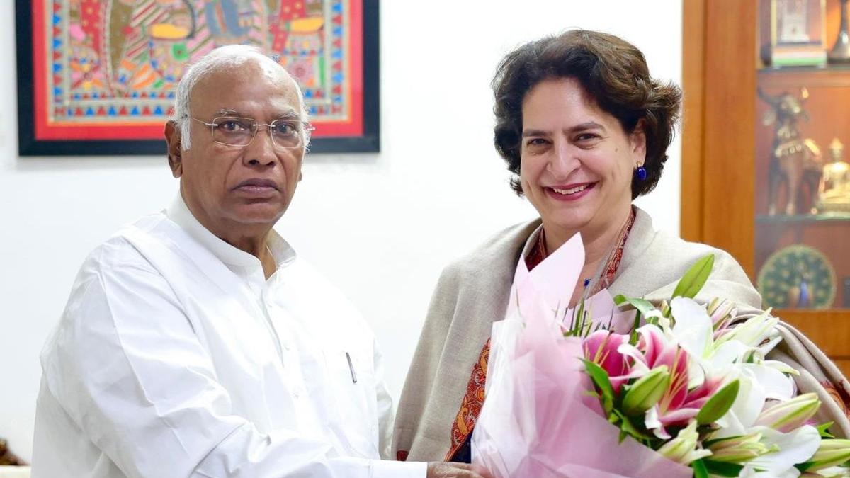 https://th-i.thgim.com/public/news/national/vxstnb/article68780306.ece/alternates/LANDSCAPE_1200/Kharge-Priyanka.jpg