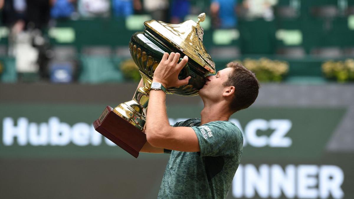 Hurkacz thrashes Medvedev for 2022 Halle Open title, sounds Wimbledon warning