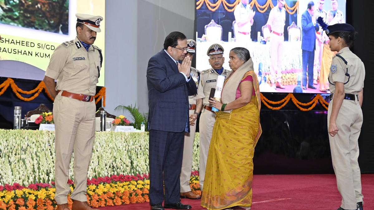 https://th-i.thgim.com/public/news/national/vy00qg/article69862633.ece/alternates/LANDSCAPE_1200/crpf.jpeg