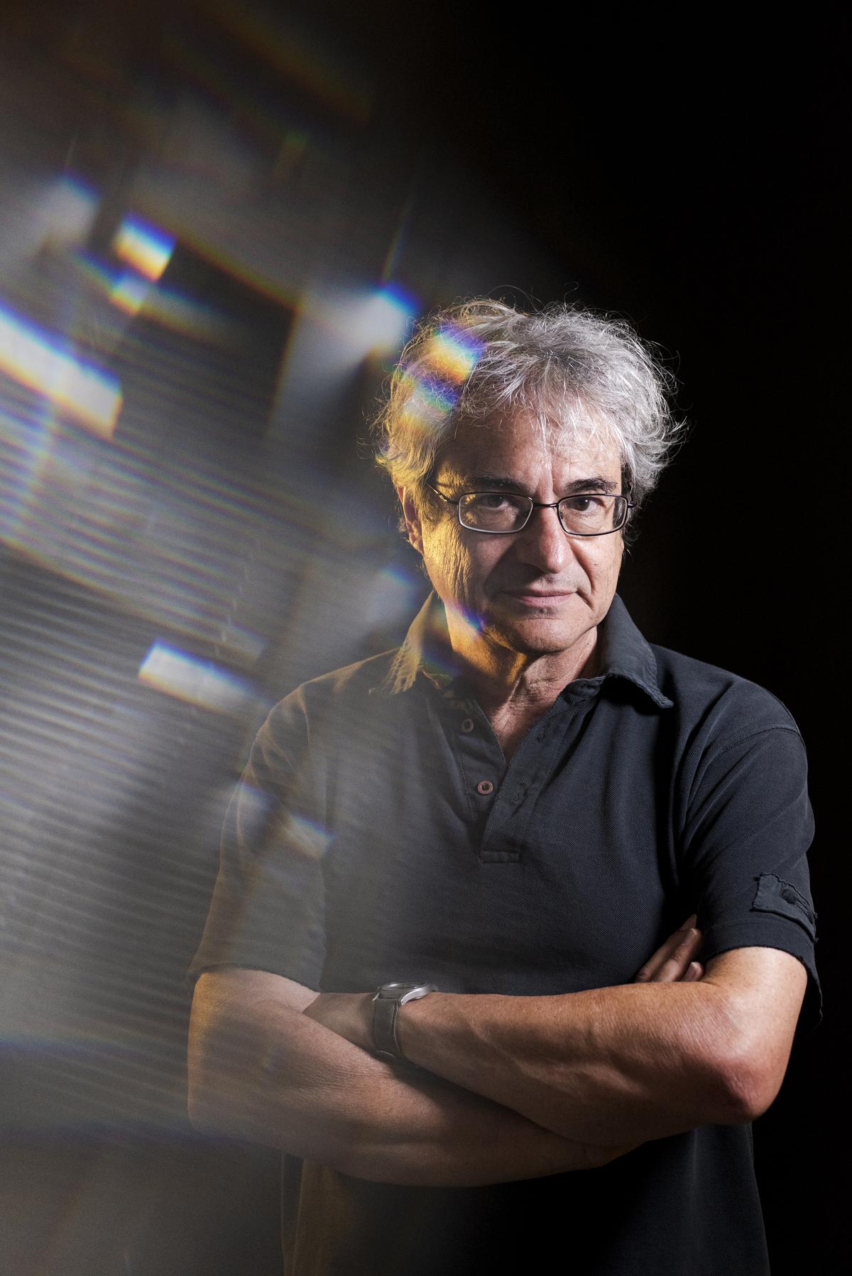 Interview by Carlo Rovelli |  “The universe may have resulted from the ‘Big Bounce’.”
