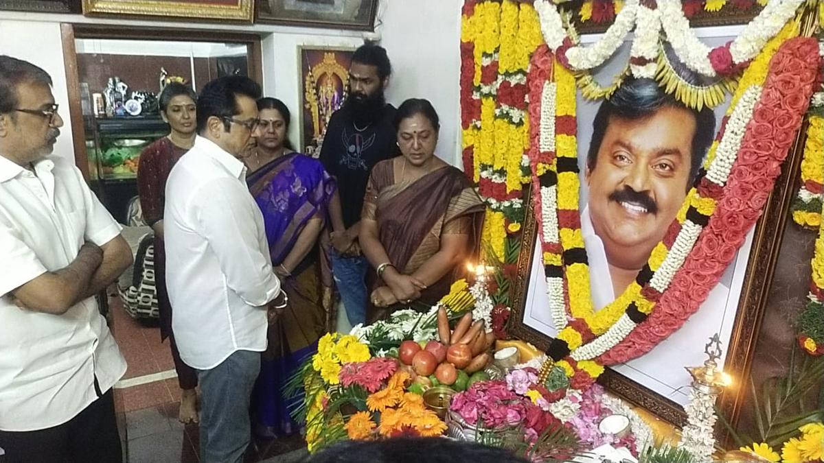 Sarathkumar pays respects to late Vijayakant