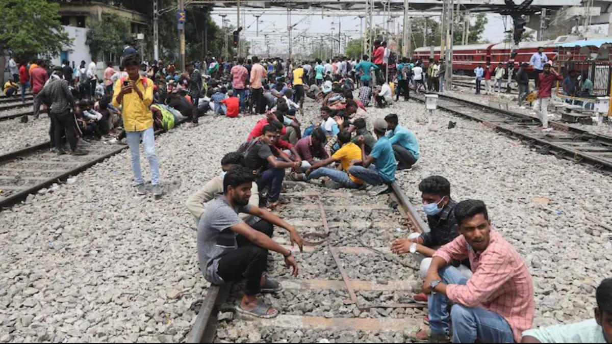 Agnipath scheme: Protesters block railway tracks in Bengal’s Sealdah-Barrackpore route