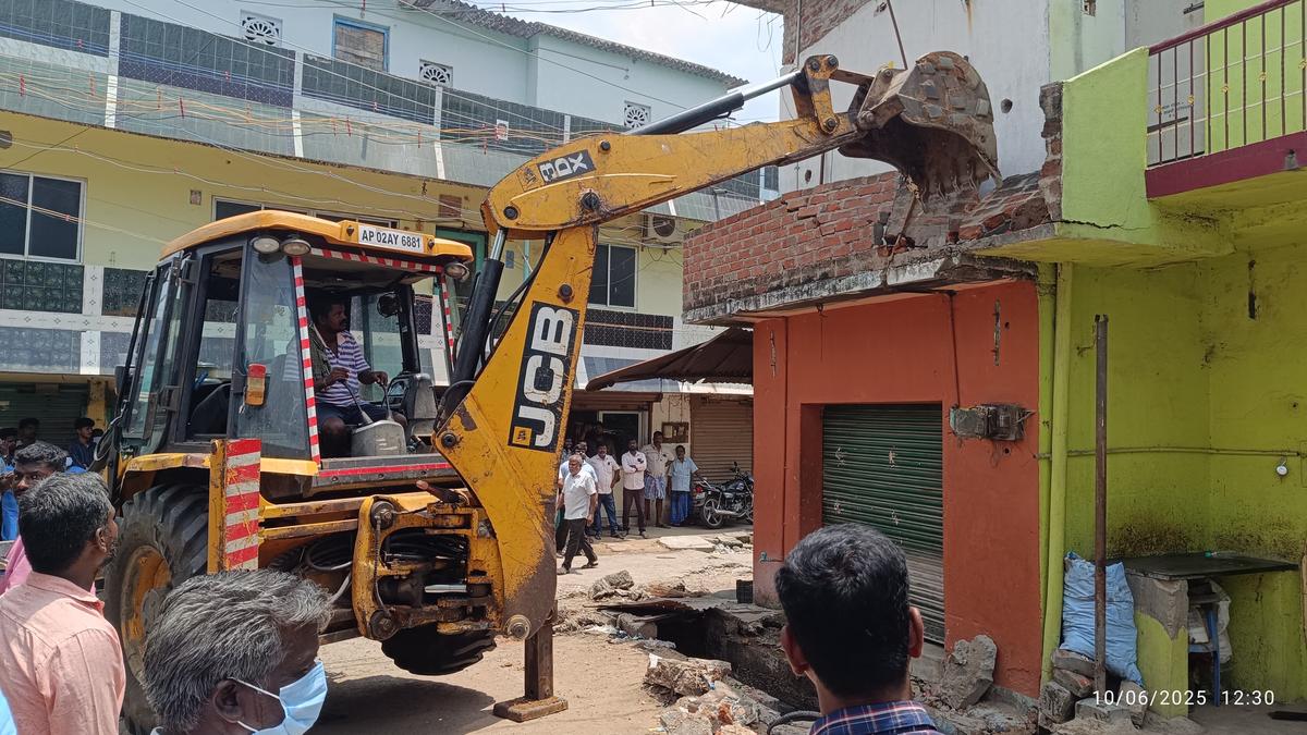 Encroachments demolished on key stretches in Pallikonda for drain work