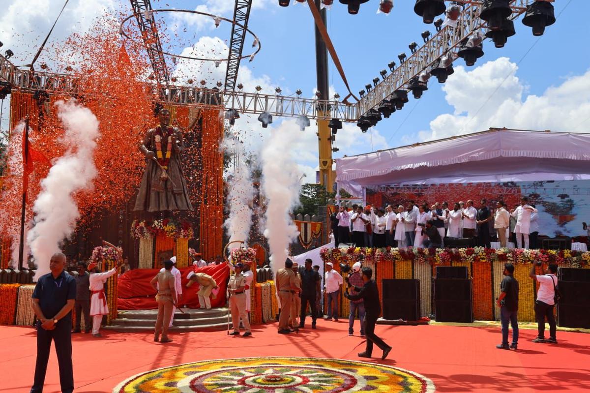 Rahul Gandhi unveils Chhatrapati Shivaji Maharaj statue in Kolhapur - The  Hindu