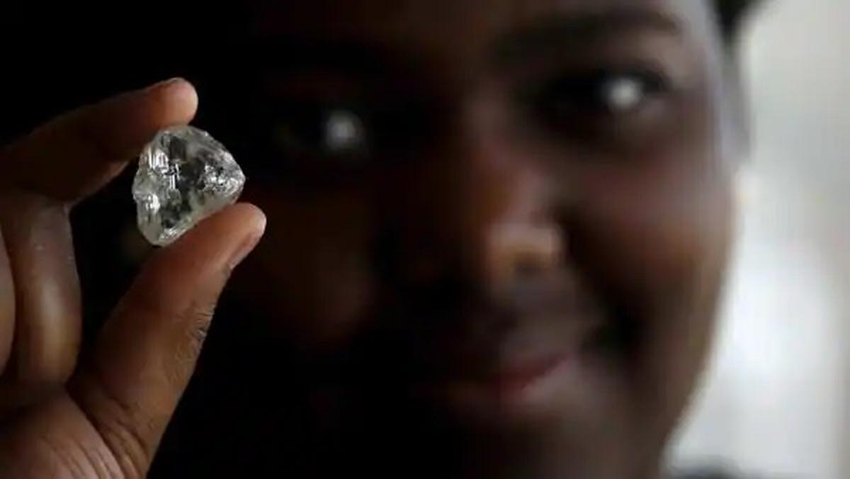 Poor woman discovers 4.39 carat raw diamond in Panna forest while ...