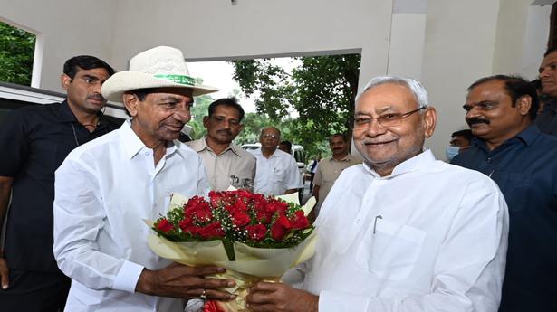 Telangana CM KCR meets Bihar CM Nitish Kumar, Tejashwi Yadav in Patna