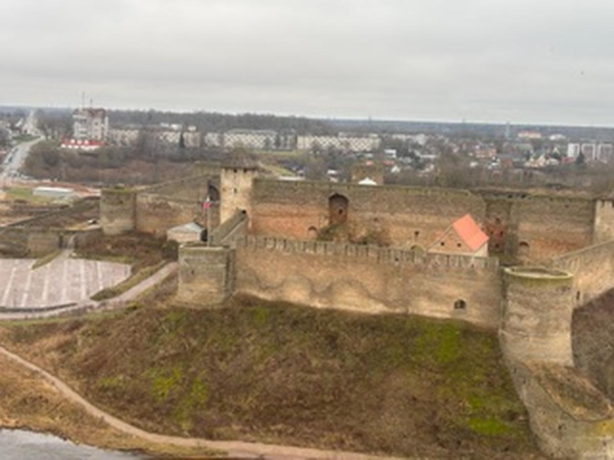 A Fortaleza de Ivangorod vista do castelo de Hermann. A Fortaleza de Ivangorod vista do castelo de Hermann.