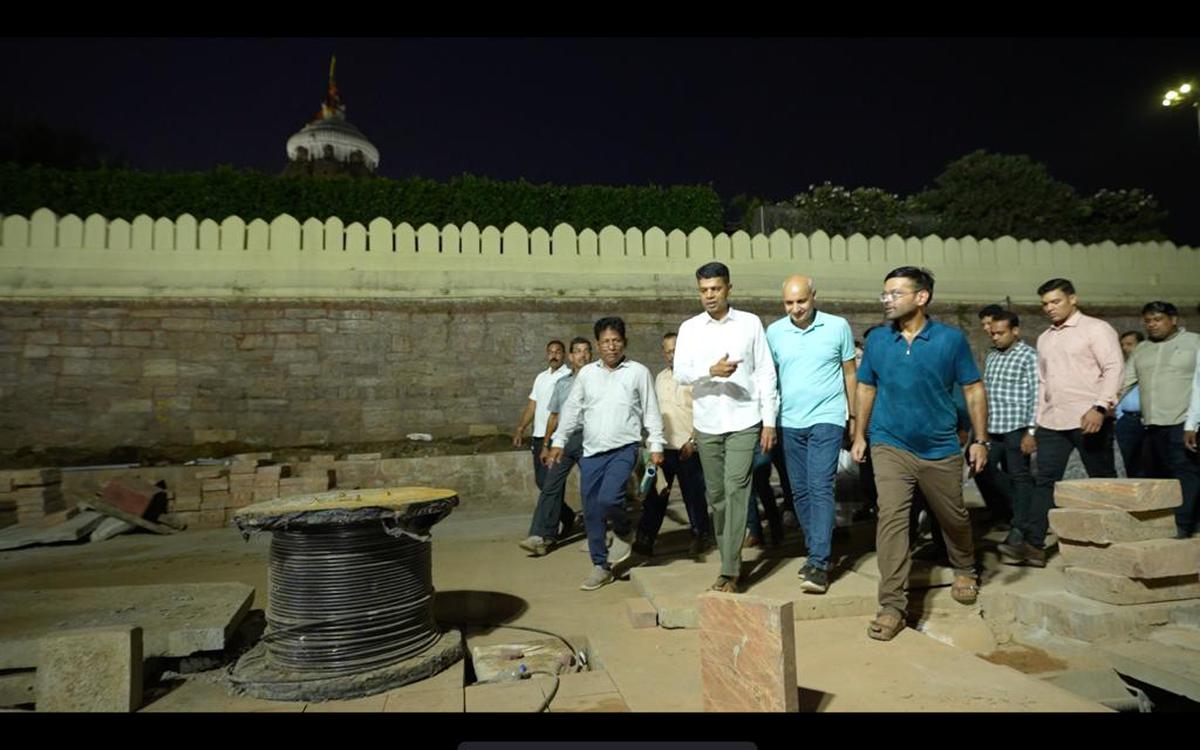 5Tના અધ્યક્ષ વીકે પાંડિયન પ્રોજેક્ટની પ્રગતિની સમીક્ષા કરવા શનિવારે સવારે 4.30 વાગ્યા સુધીમાં મંદિર પરિસરમાં પહોંચ્યા હતા. 5Tના અધ્યક્ષ વીકે પાંડિયન પ્રોજેક્ટની પ્રગતિની સમીક્ષા કરવા શનિવારે સવારે 4.30 વાગ્યા સુધીમાં મંદિર પરિસરમાં પહોંચ્યા હતા.
