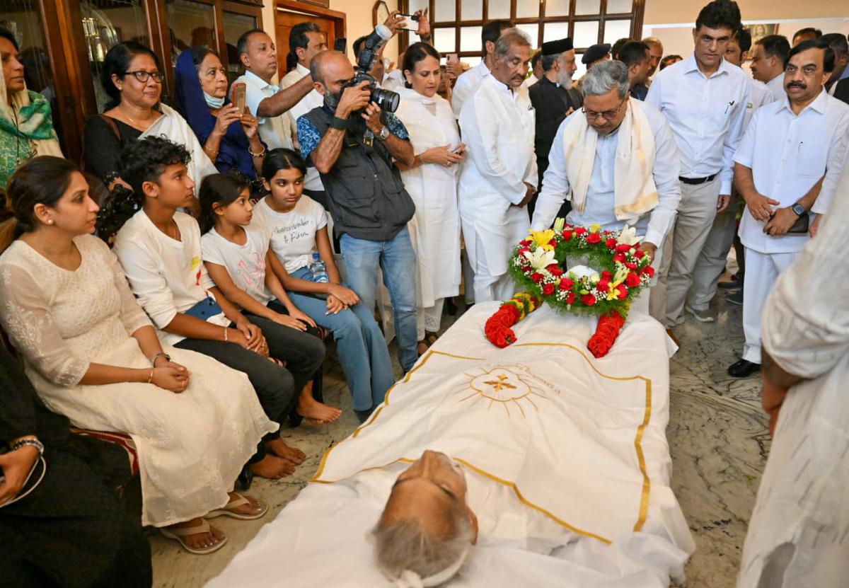 Karnataka Chief Minister Siddaramaiah paying his respects to former Kerala chief minister Oomen Chandy in Bengaluru on July 18, 2023.