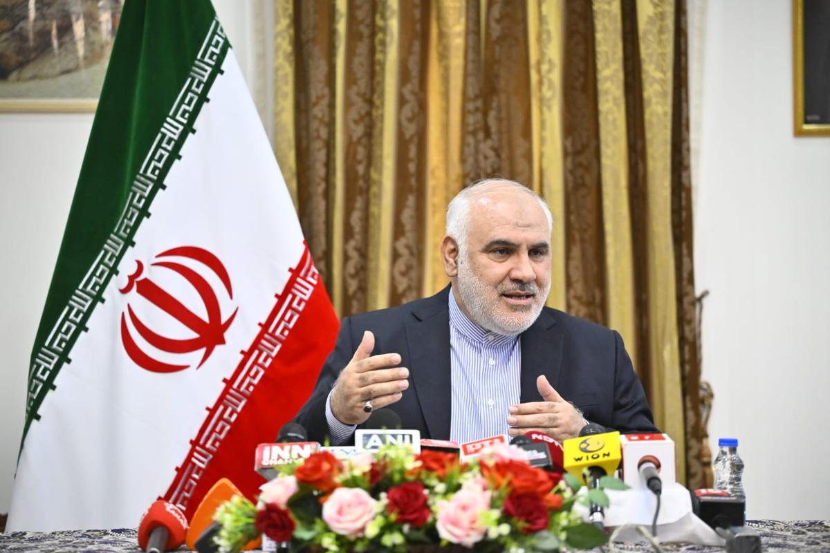 Mohammad Fathali, Embaixador da República Islâmica do Irã, discursando em entrevista coletiva na Embaixada da República Islâmica do Irã em Nova Delhi na sexta-feira, 6 de fevereiro de 2026.