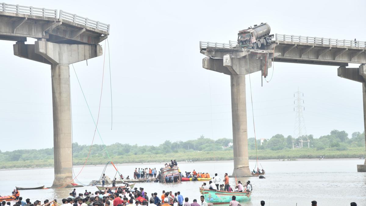 Four vehicles fall into river as bridge collapses in Vadodara; 9 persons feared dead