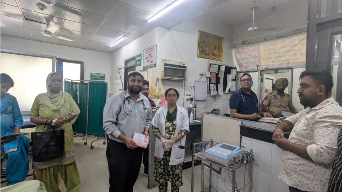 Dr Shiney Aggarwal with the emergency staff at SDH Khanna.