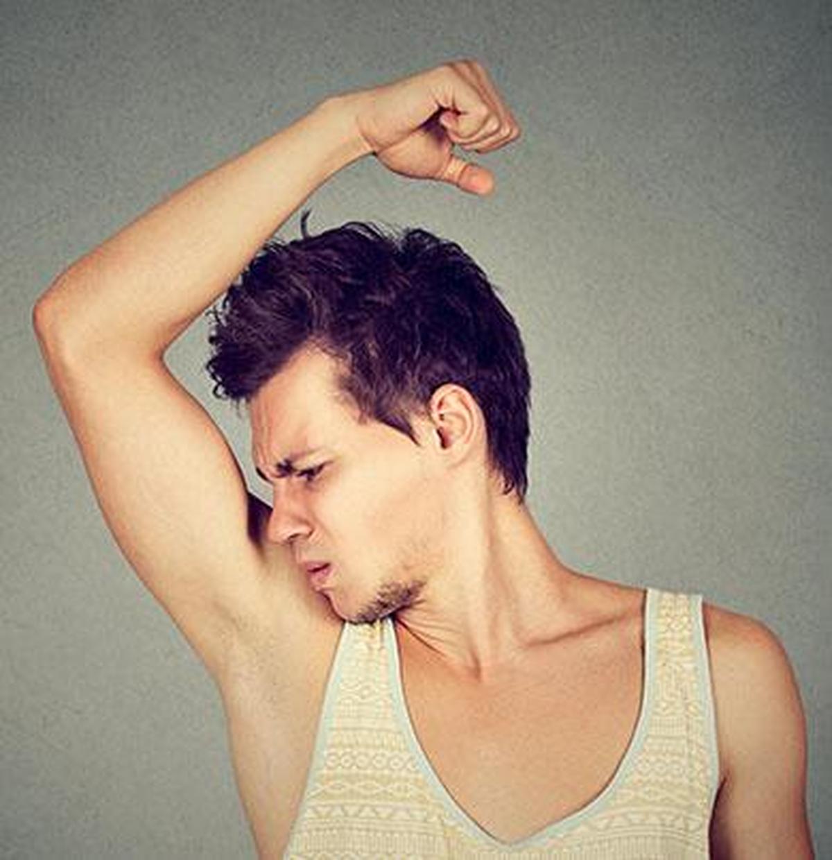 Брезгливый человек. Потные подмышки. Неприятный мужчина. Держит нос. Человек вонь.