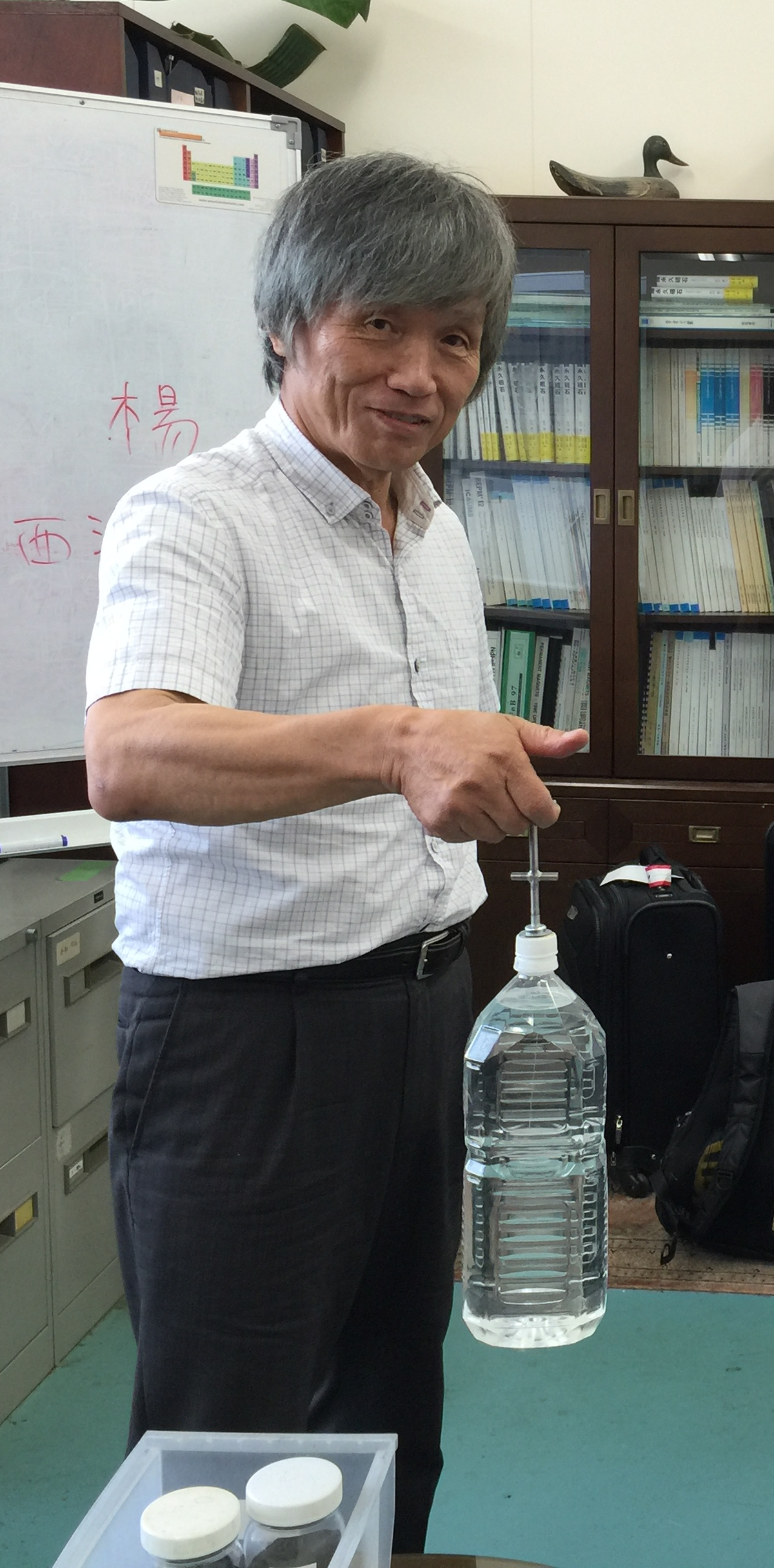 Japanese scientist Masato Sagawa, who invented the neodymium-iron-boron magnet, demonstrates how just 1 gram of the magnet can hold 1.9 kg of water. Japanese scientist Masato Sagawa, who invented the neodymium-iron-boron magnet, demonstrates how just 1 gram of the magnet can hold 1.9 kg of water.