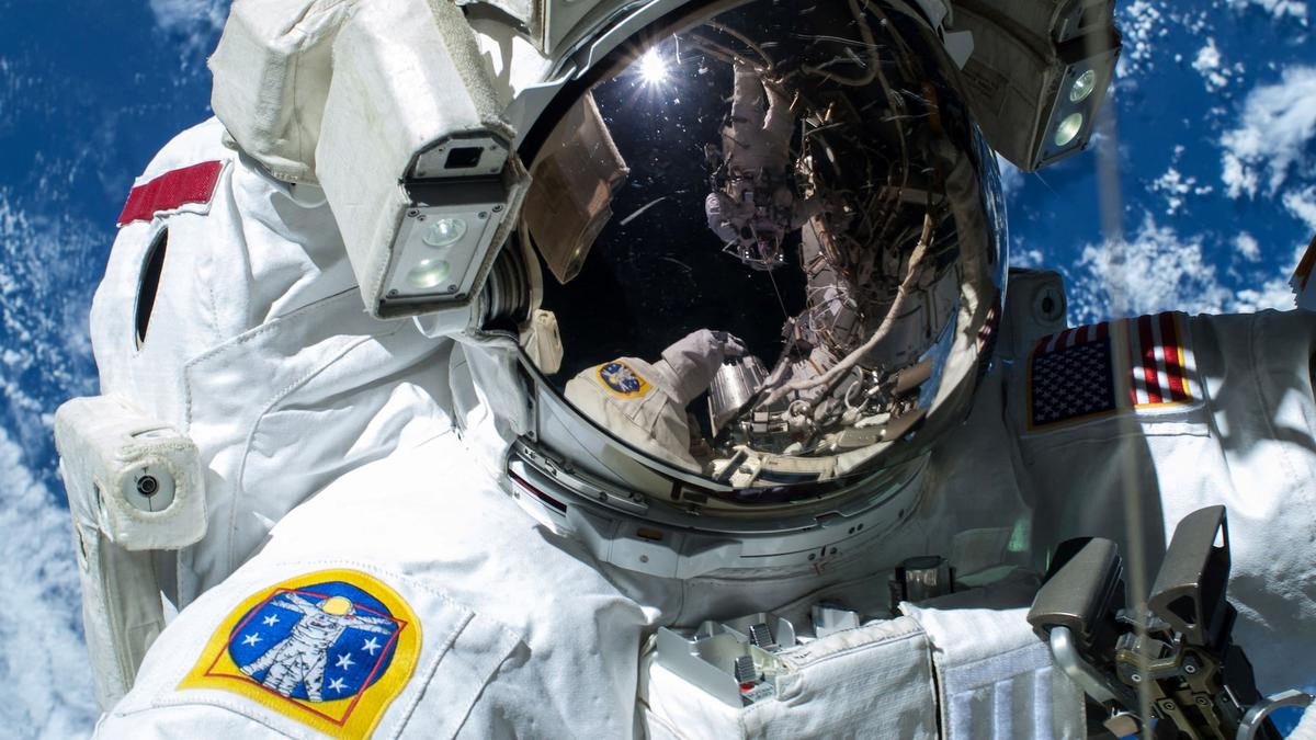 How does space travel affect astronaut health?