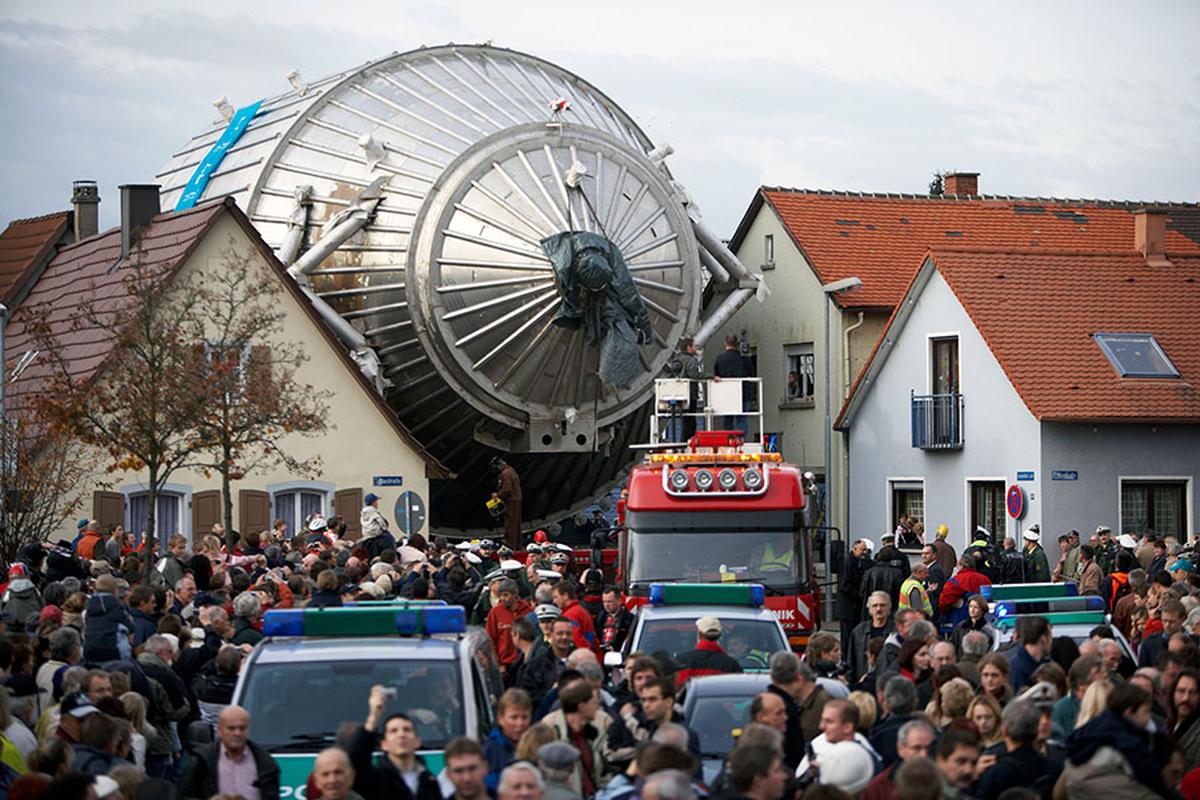 The Karlsruhe Tritium Neutrino experiment (KATRIN) — one part of it so big that it barely squeezed down streets on its way from manufacture to its home in Karlsruhe in 2006 — is the only setup today capable of determining the neutrino’s mass.