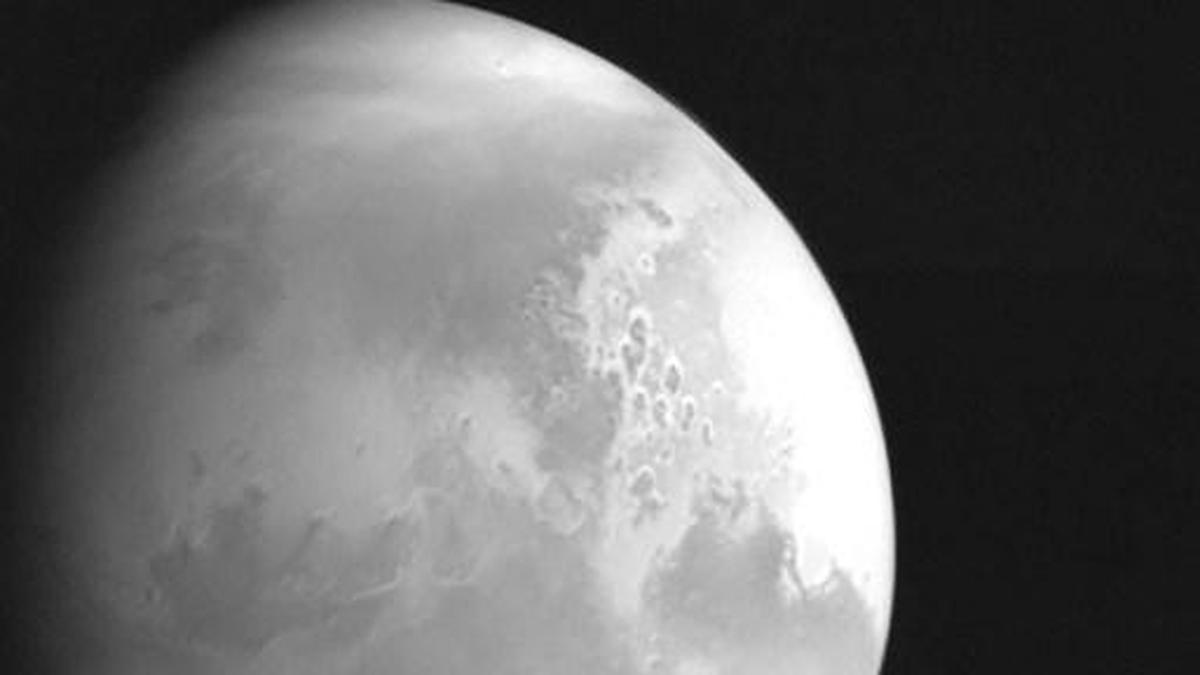 China's space probe sends back its first image of Mars