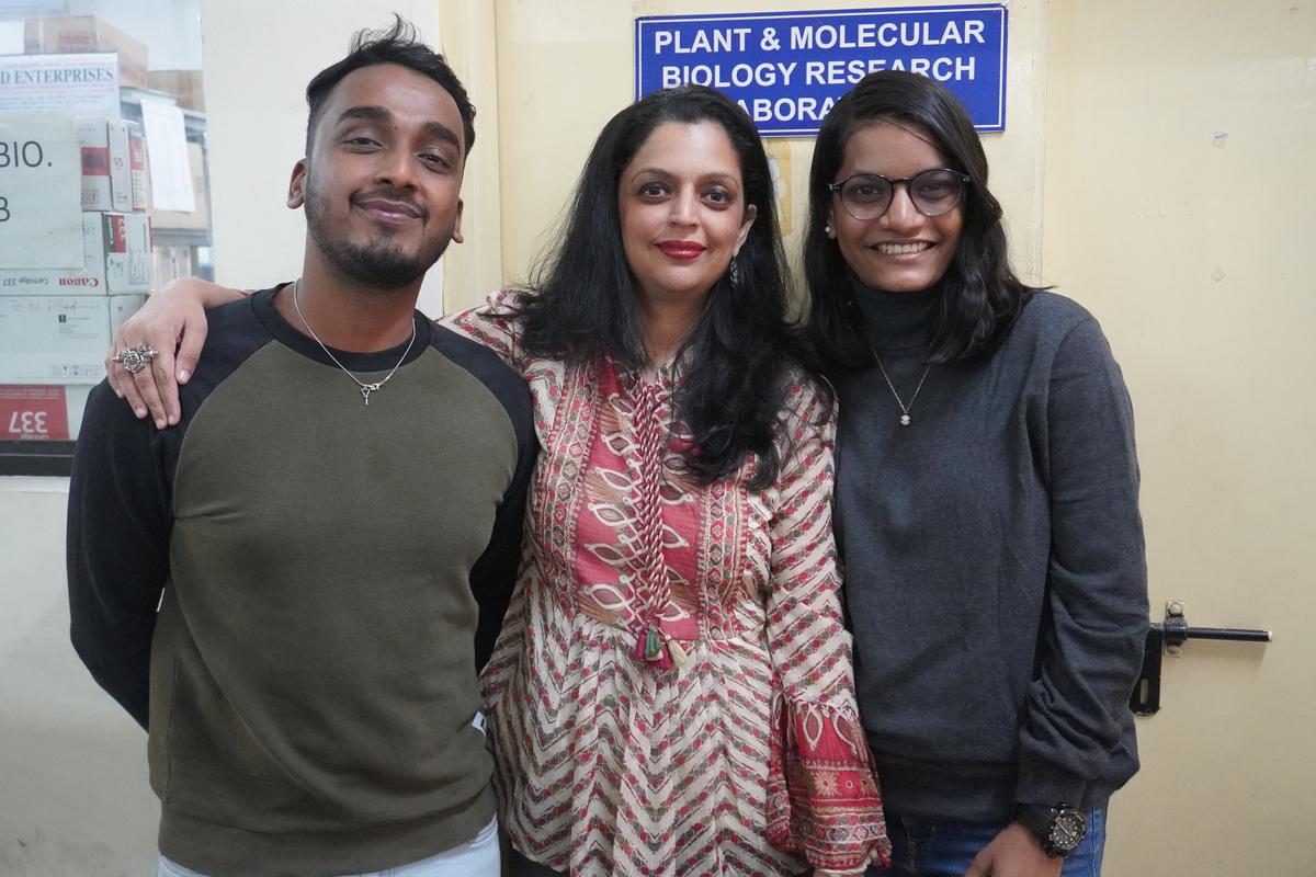 De gauche à droite : Nizam Shaikh, Karishma Kaushik et Shreeya Mhade.