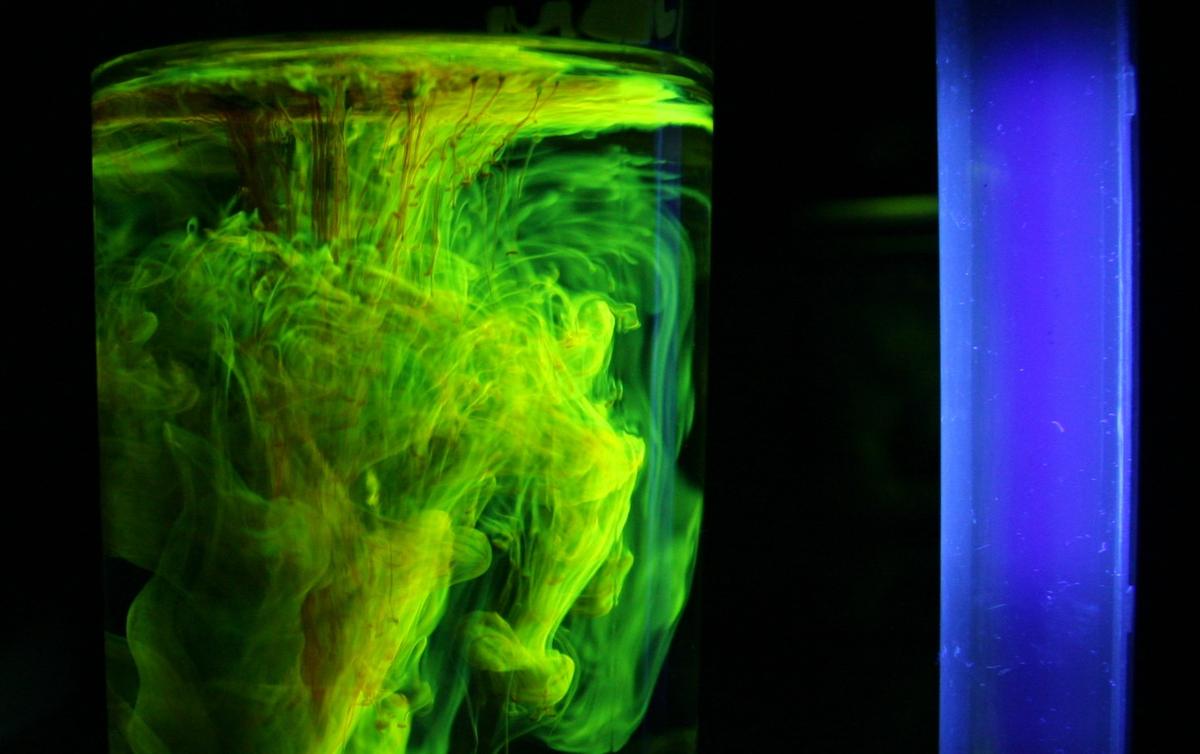 Florescein powder dropped into a solution of tapwater glows a bright green under a typical blacklight after around 15 seconds. Florescein powder dropped into a solution of tapwater glows a bright green under a typical blacklight after around 15 seconds.