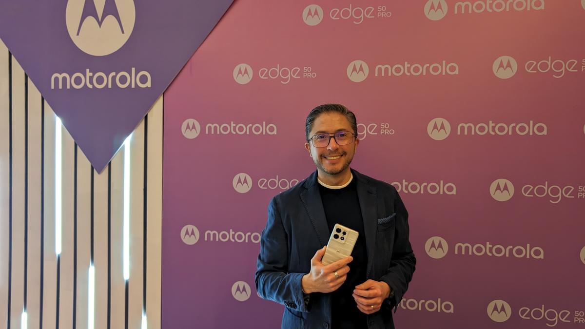 Motorola working to double its volumes and be among top three mobile players