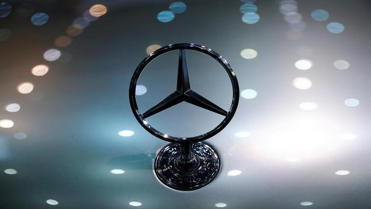 Mercedes display aims to outdo Tesla's touchscreen