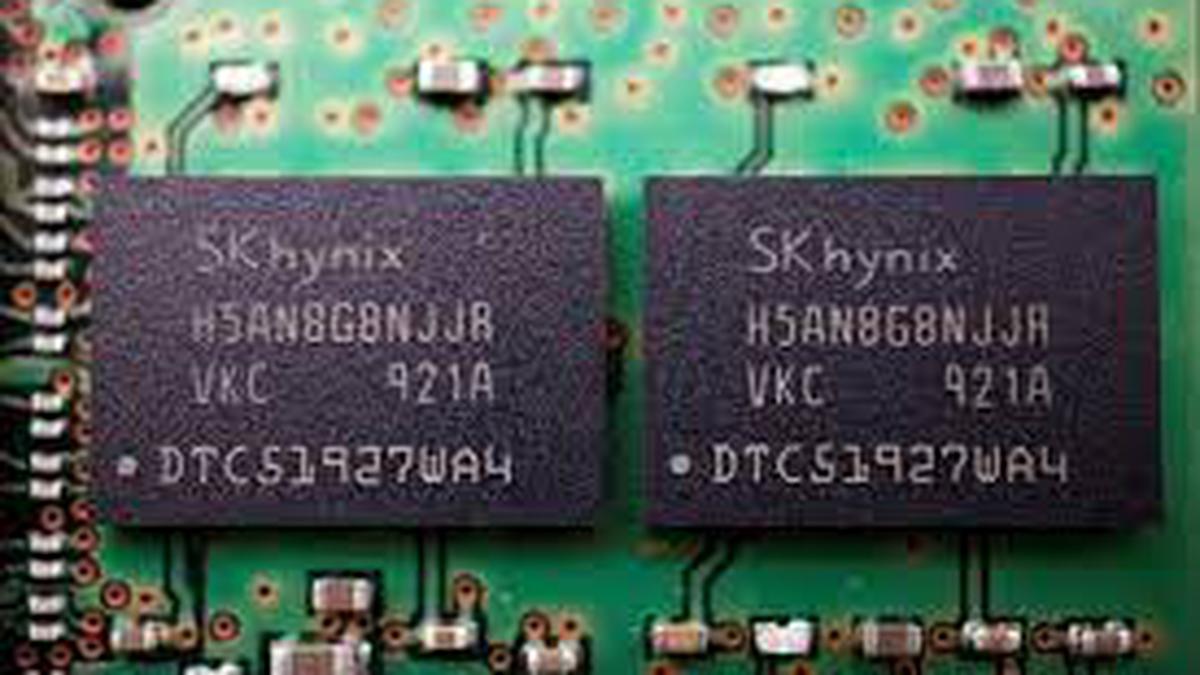 U.S. considers crackdown on memory chip makers in China