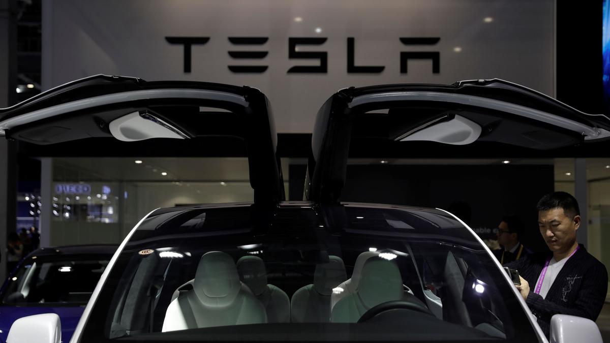 Tesla's plans for batteries, China scrutinized as Musk drops features