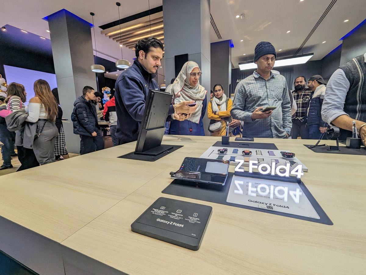 thehindu.com - Haider Ali Khan - Smartphone retailers forced to pay salaries out of their savings as sales dry up