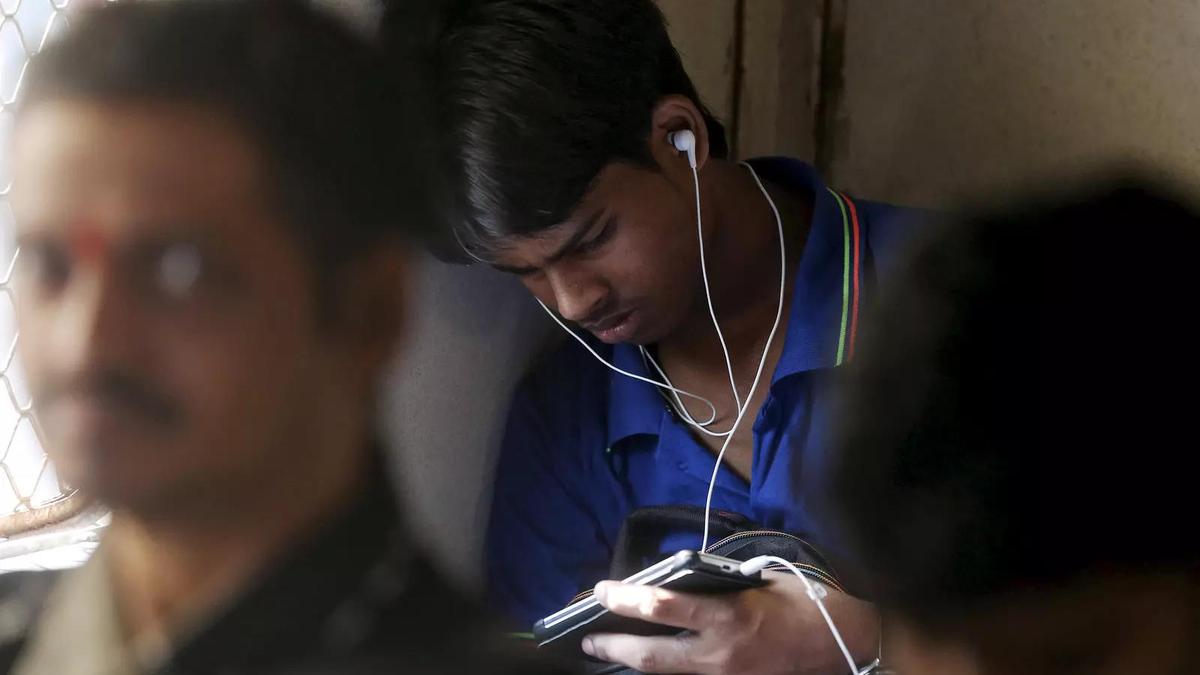 India among top 5 nations spending most time on mobile apps, report says