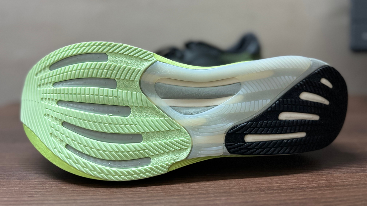 La semelle intercalaire nouvellement conçue de l'Adidas Supernova Rise offre aux chaussures un confort supérieur et un amorti ferme, ce qui les rend efficaces sur piste, trottoir ou routes goudronnées. 