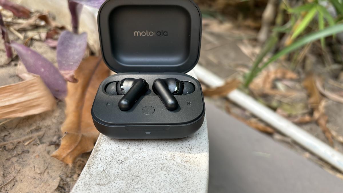 Moto Buds+ Review | A formidable contender that rivals more expensive offerings