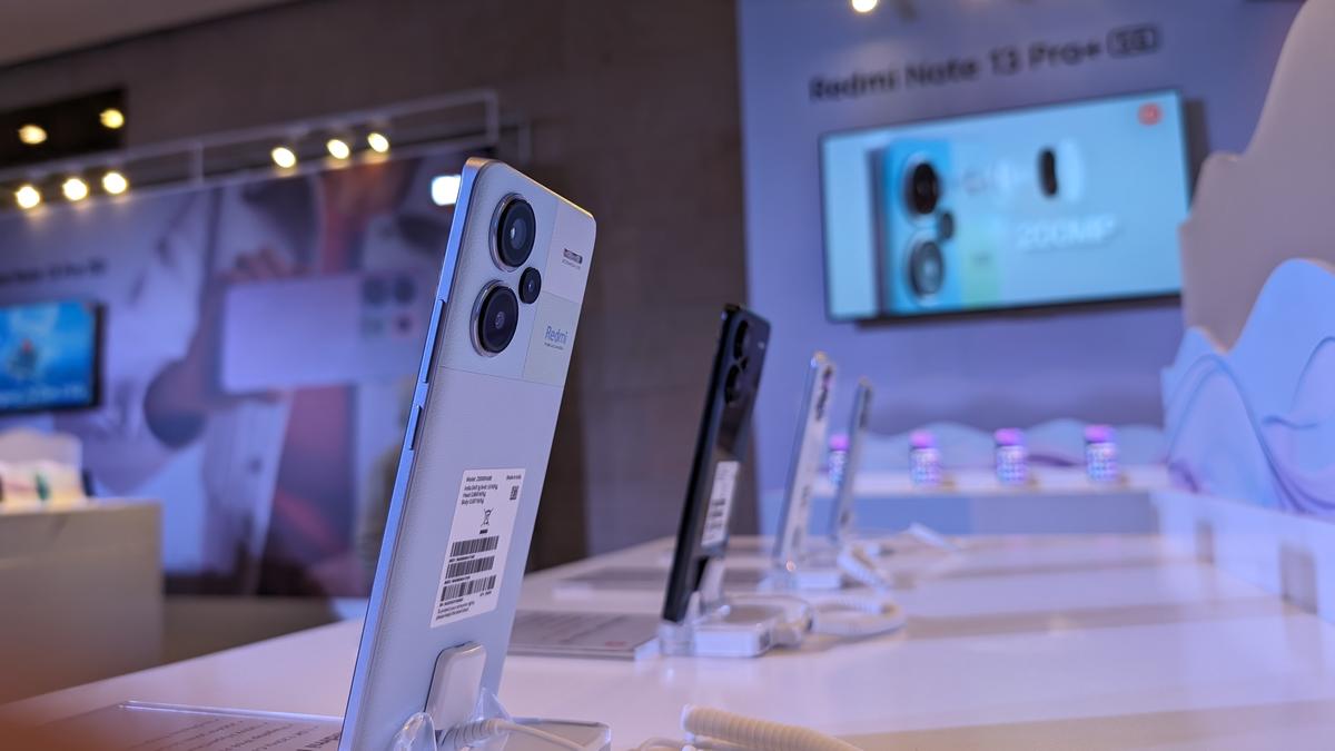 India’s smartphone retailers see 18% drop in sales as handset price soars