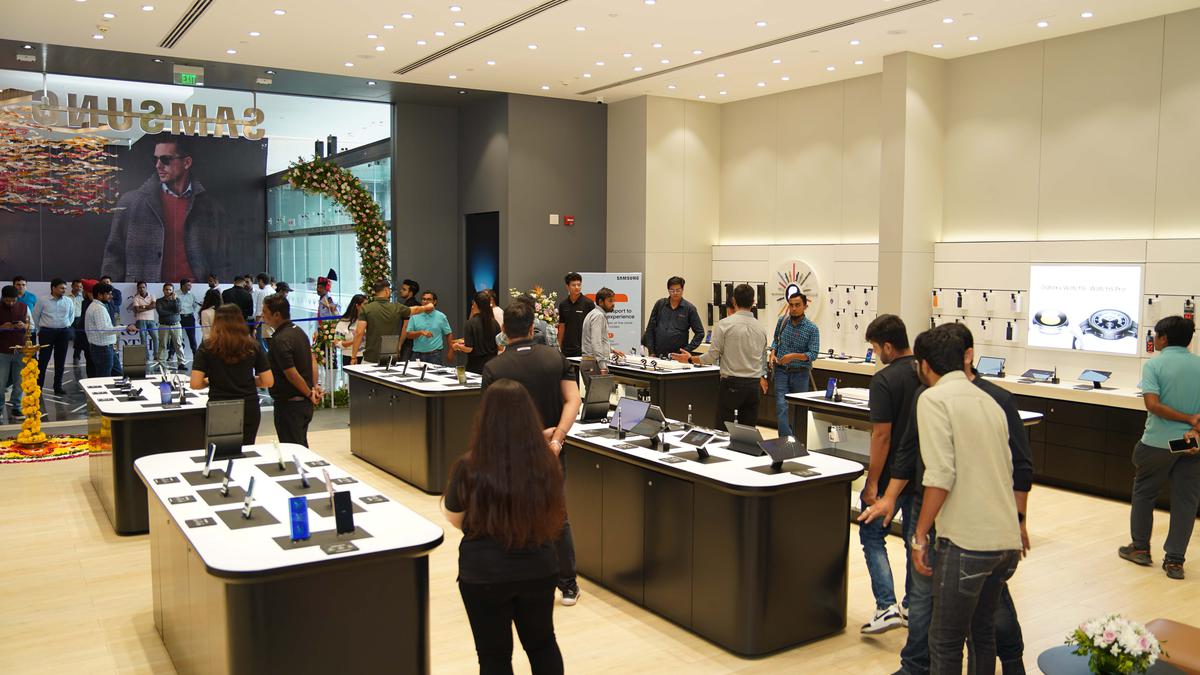Samsung expands its premium retail outlets to two new cities