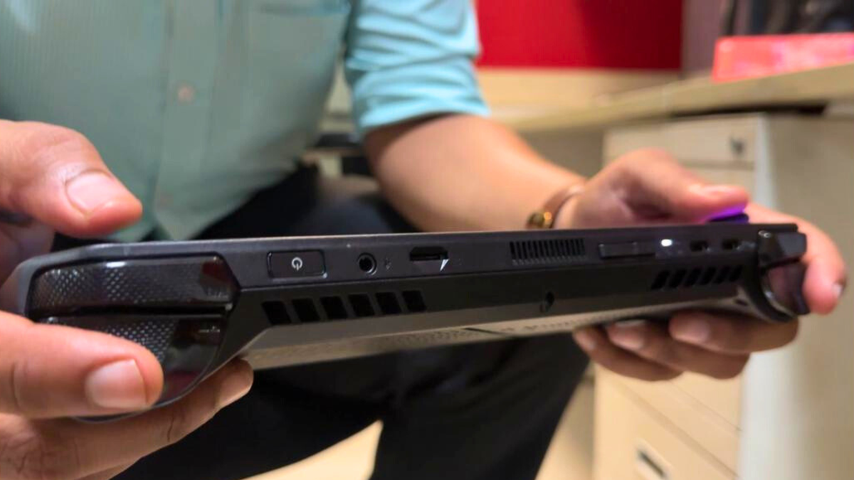 All the ports are conveniently placed on the top of the device, allowing easy access during gaming. All the ports are conveniently placed on the top of the device, allowing easy access during gaming.