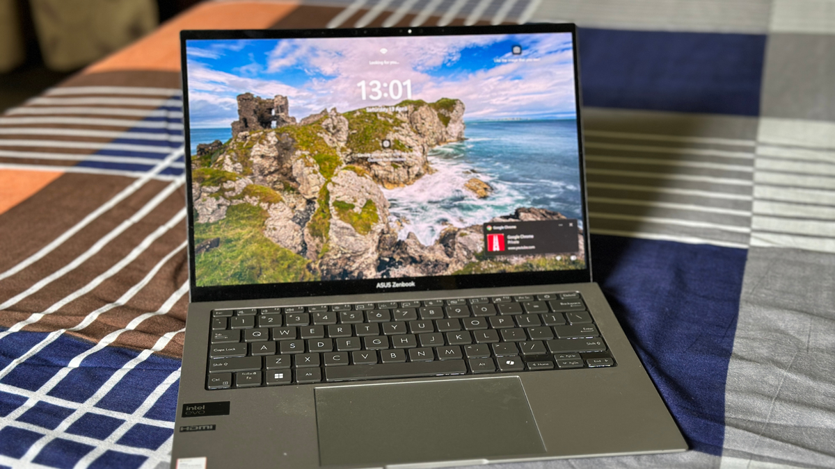 مراجعة Asus Zenbook S 13 OLED |  بديل موثوق يعتمد على نظام التشغيل Windows لجهاز MacBook Air