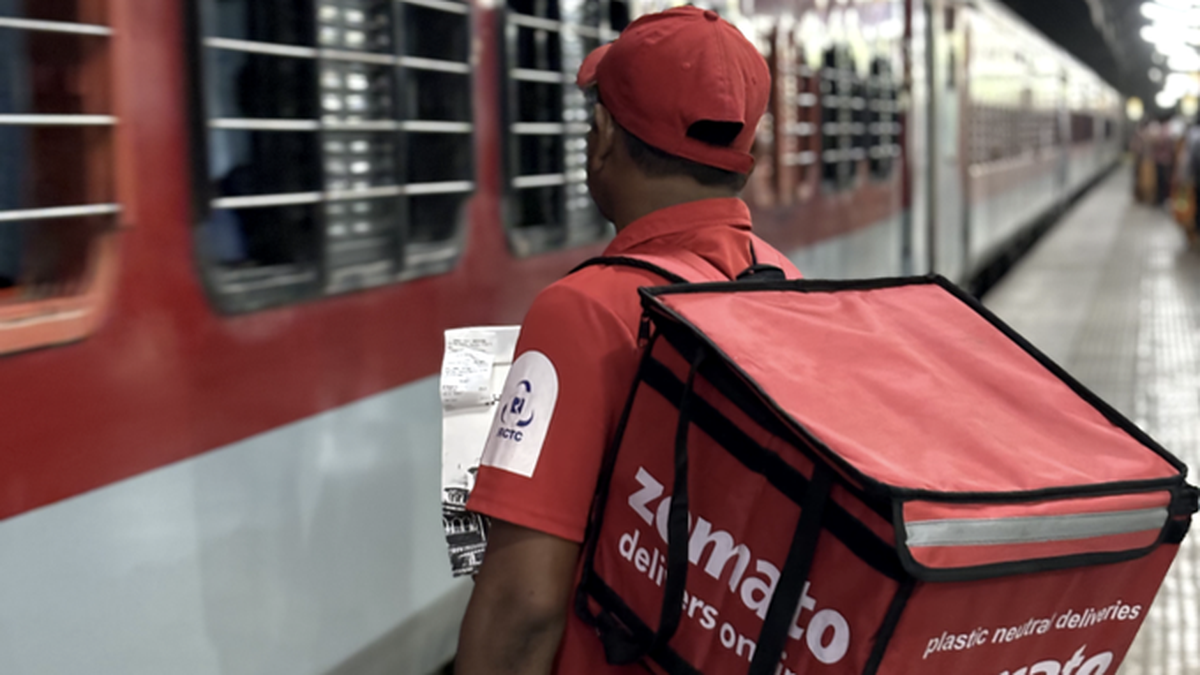 Zomato amplía su servicio de reparto de comida en trenes a 100 estaciones