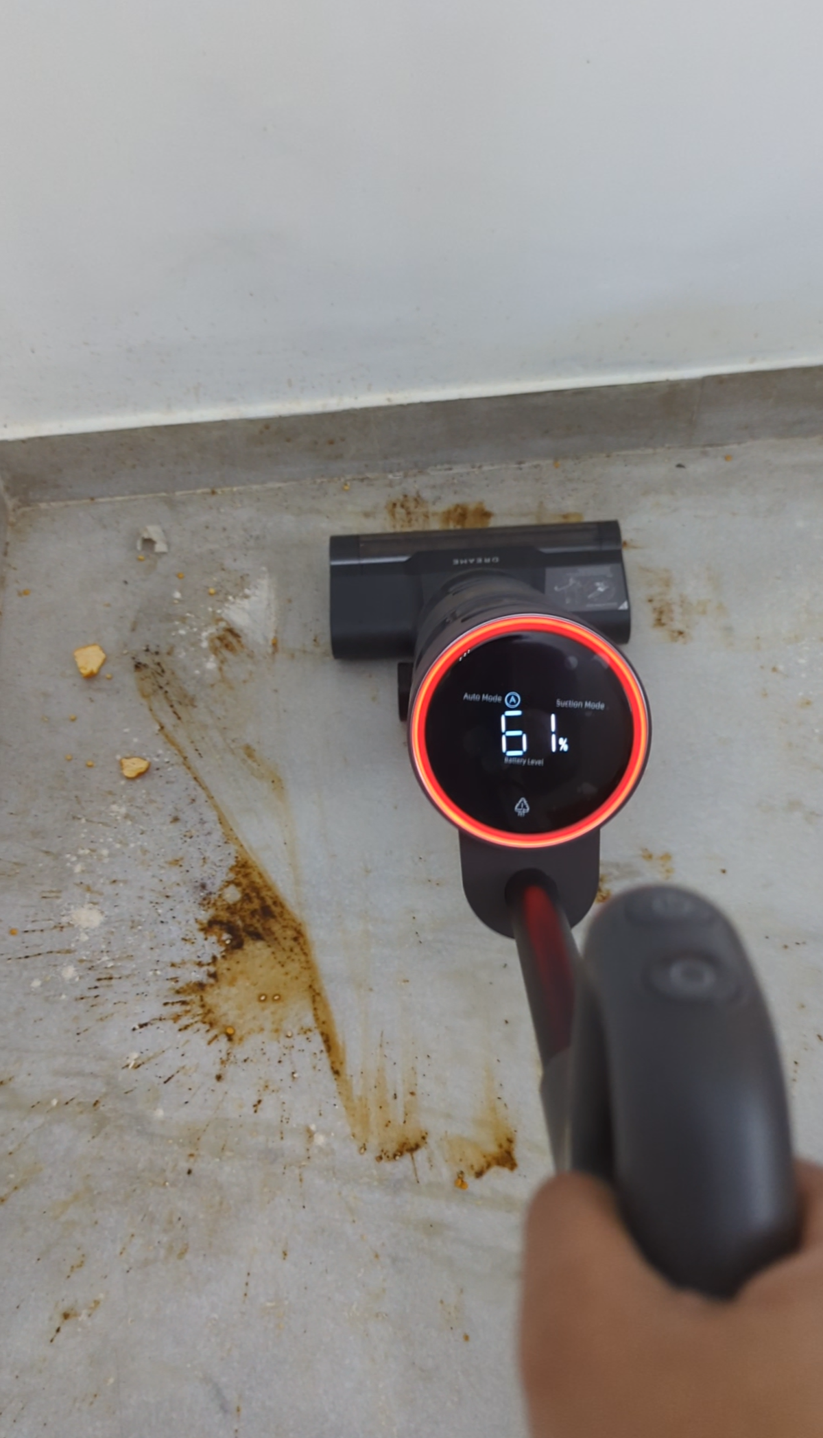 The indicator light on the Dreame H12 Core vacuum cleaner turns orange and the device increases its intensity as it detects a heavily dirtied area