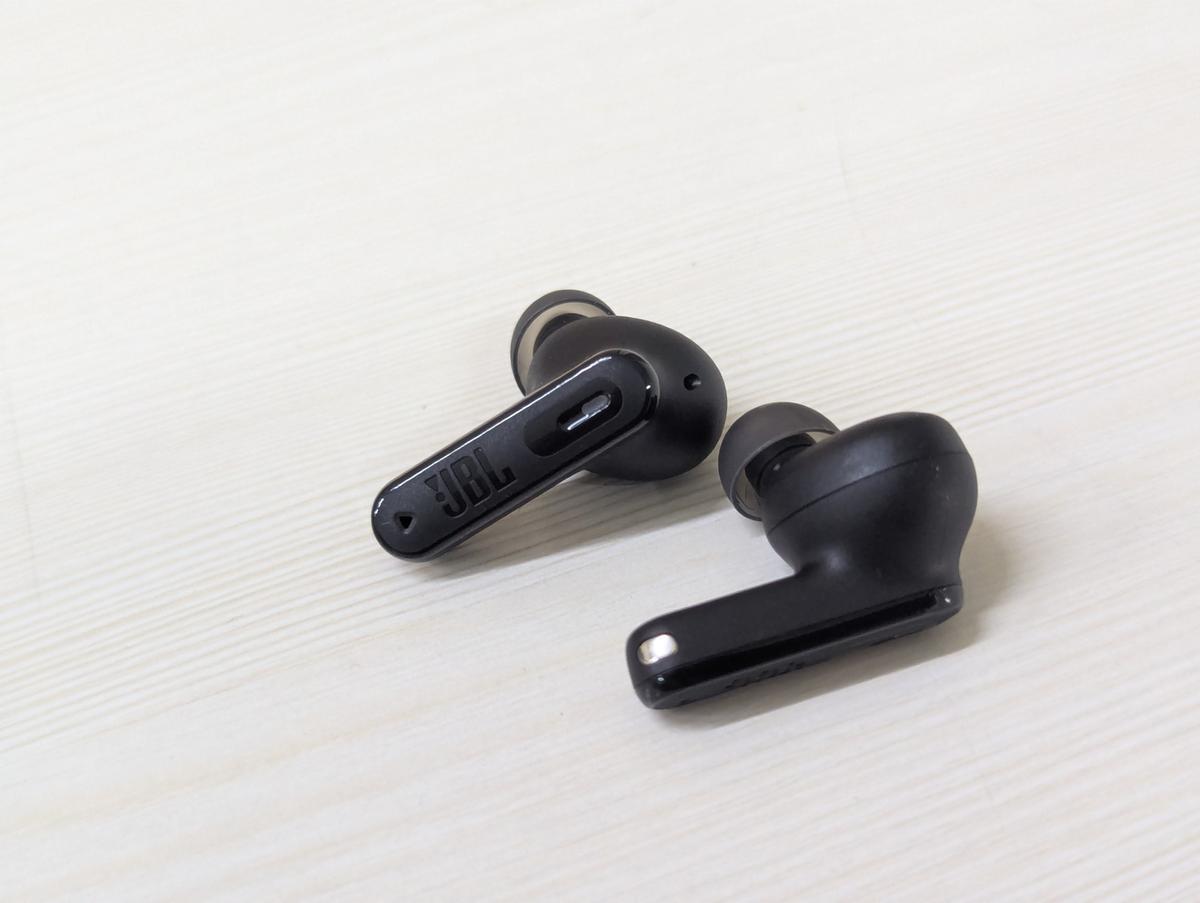 We reviewed the Black variant, which offers a sober and generic look with a matte finish We reviewed the Black variant, which offers a sober and generic look with a matte finish