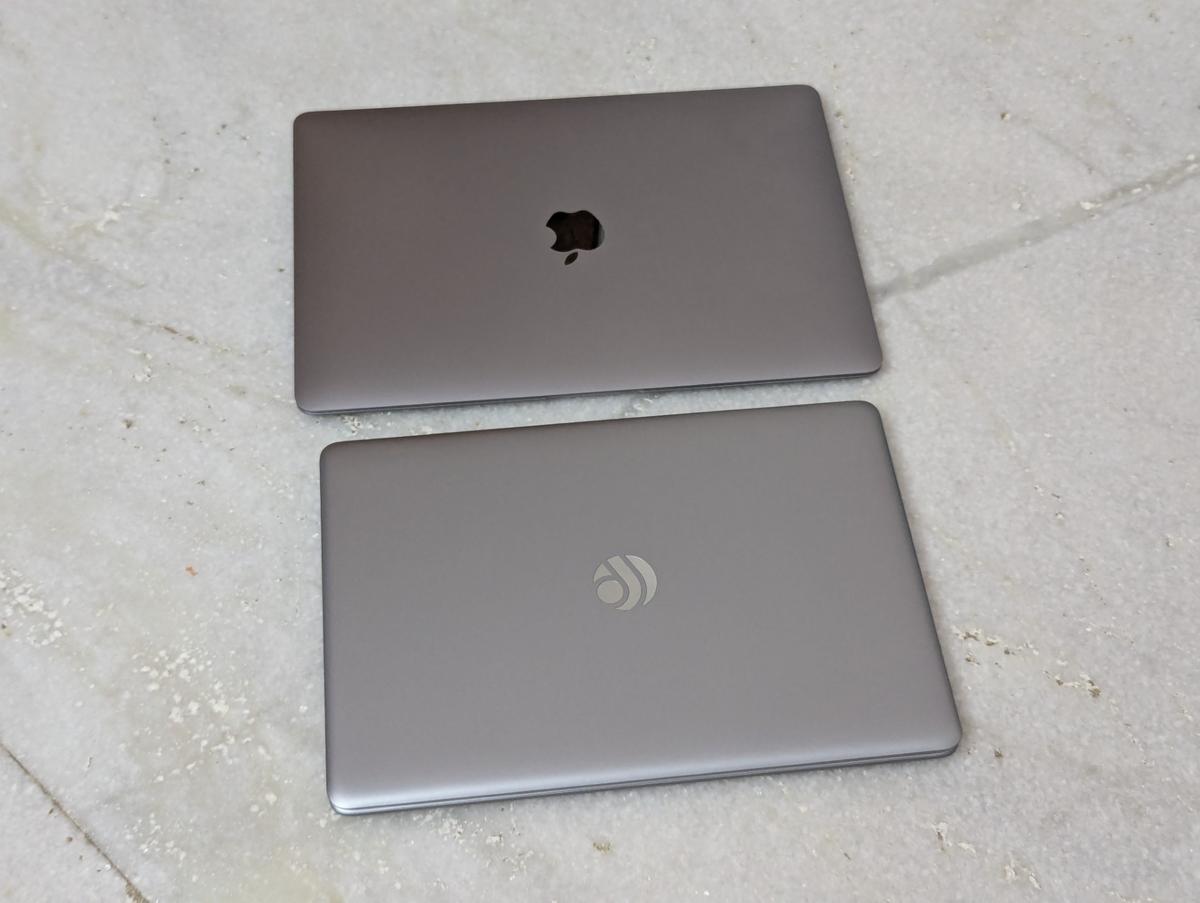 Un MacBook Air (arriba) y el PrimeBook 2 Neo (abajo) que se muestran juntos para escala Un MacBook Air (arriba) y el PrimeBook 2 Neo (abajo) que se muestran juntos para escala