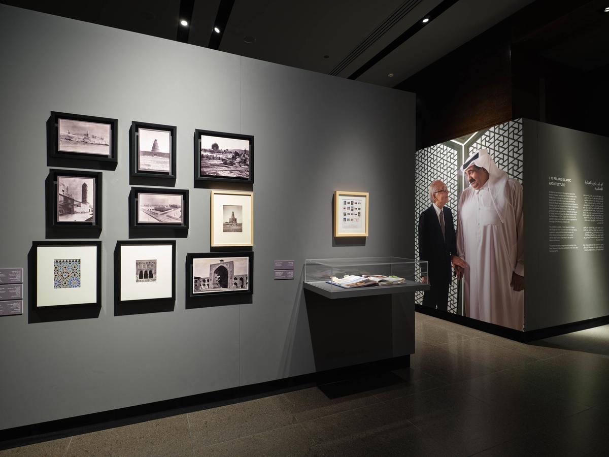 Materi biografi Pei dipajang di Museum Seni Islam. 