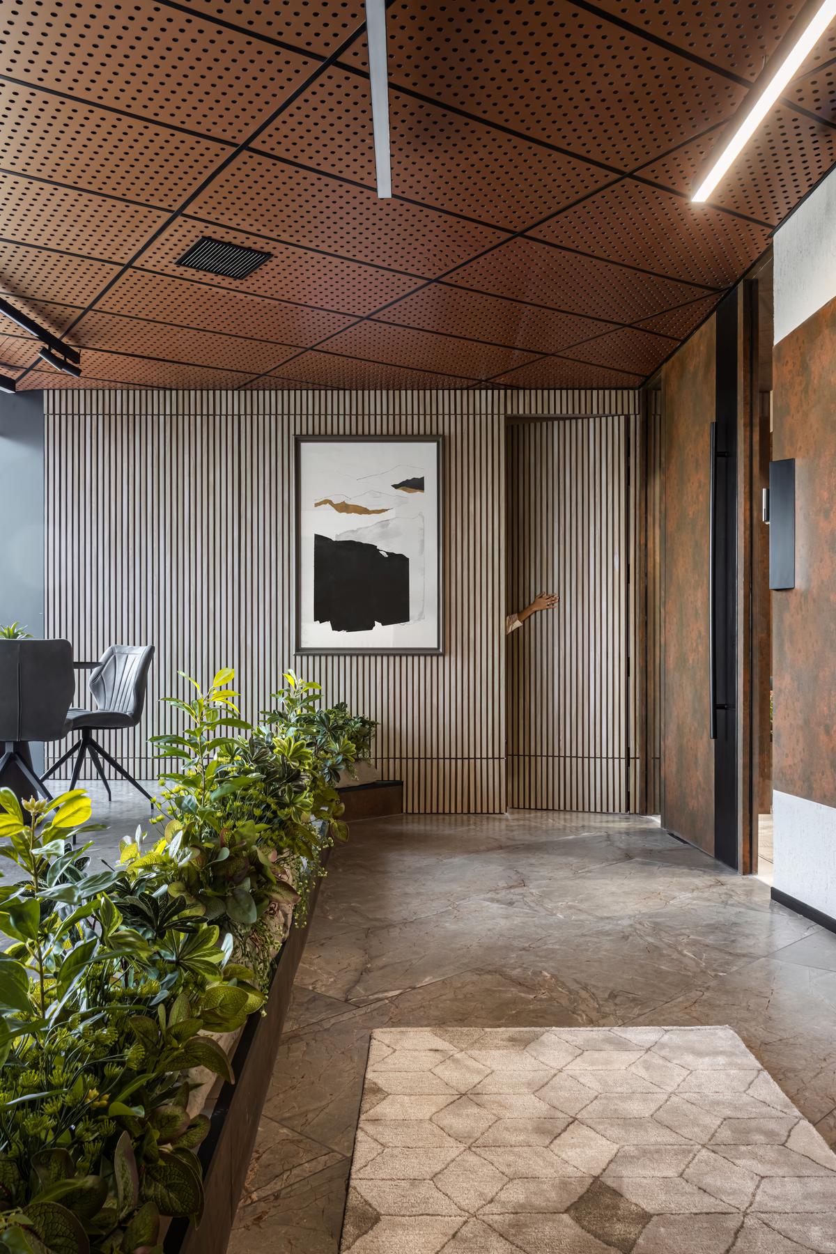 Microconcrete flooring and subtle copper accents set the tone for a workspace built on discipline, performance and understated elegance. 